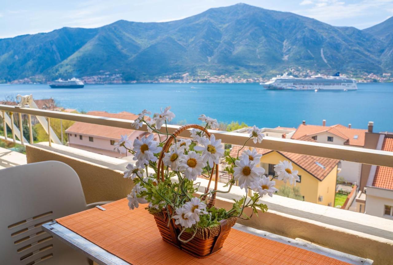 Seaside Serenity: 2-Bedroom Apartment With Boka Bay View Cattaro Esterno foto
