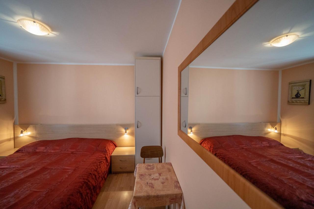 Seaside Serenity: 2-Bedroom Apartment With Boka Bay View Cattaro Esterno foto