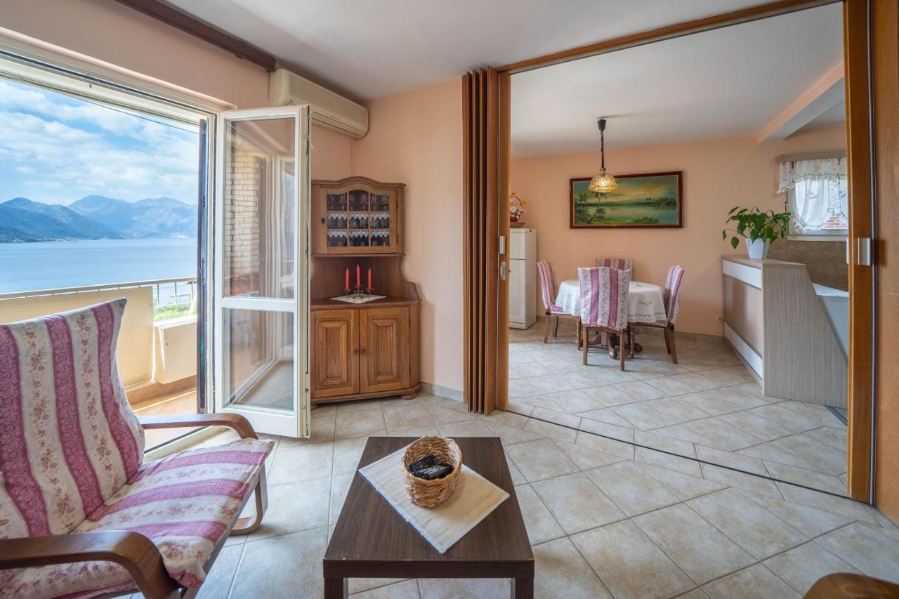 Seaside Serenity: 2-Bedroom Apartment With Boka Bay View Cattaro Esterno foto